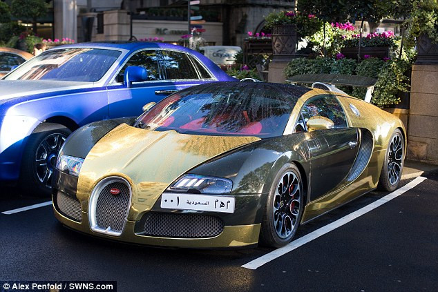 Bugatti Veyron thu hút mọi ánh nhìn trên đường phố London