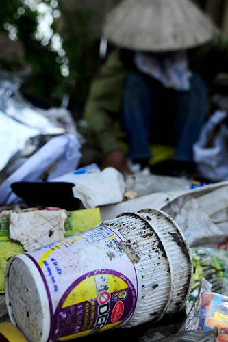 Mỗi ngày có đến vài chục xe tải chở rác đổ về làng Khoai. Hàng trăm công nhân ngày đêm ngồi trong đống rác để nhặt ra các vỏ nhựa