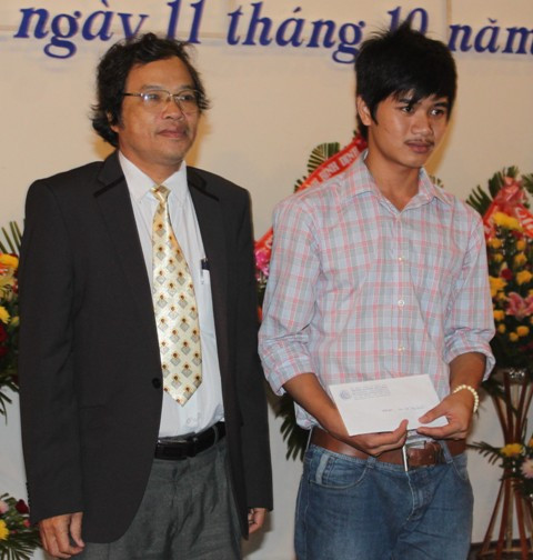 Em Hồ Công Danh nhận học bổng 5 triệu đồng