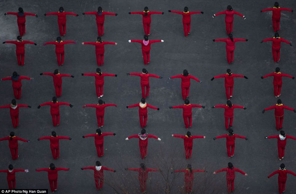 Những người phụ nữ Triều Tiên tham gia luyện võ thuật trên các tuyến phố của thủ đô Bình Nhưỡng 