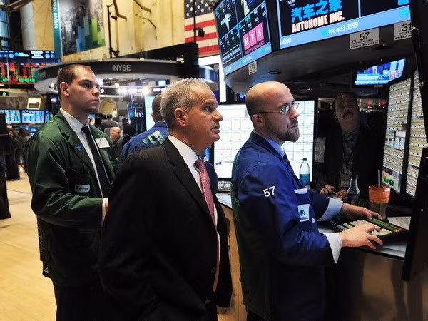 Tại sàn giao dịch cổ phiếu New York ngày 24/12 vừa qua. Ảnh: TTXVN Tại sàn giao dịch cổ phiếu New York ngày 24/12 vừa qua