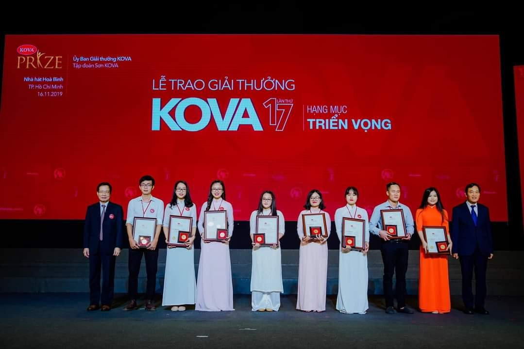 Kim Oanh được trao giải thưởng KOVA lần thứ 17 ở hạng mục "Triển vọng". Kim Oanh được trao giải thưởng KOVA lần thứ 17 ở hạng mục "Triển vọng".