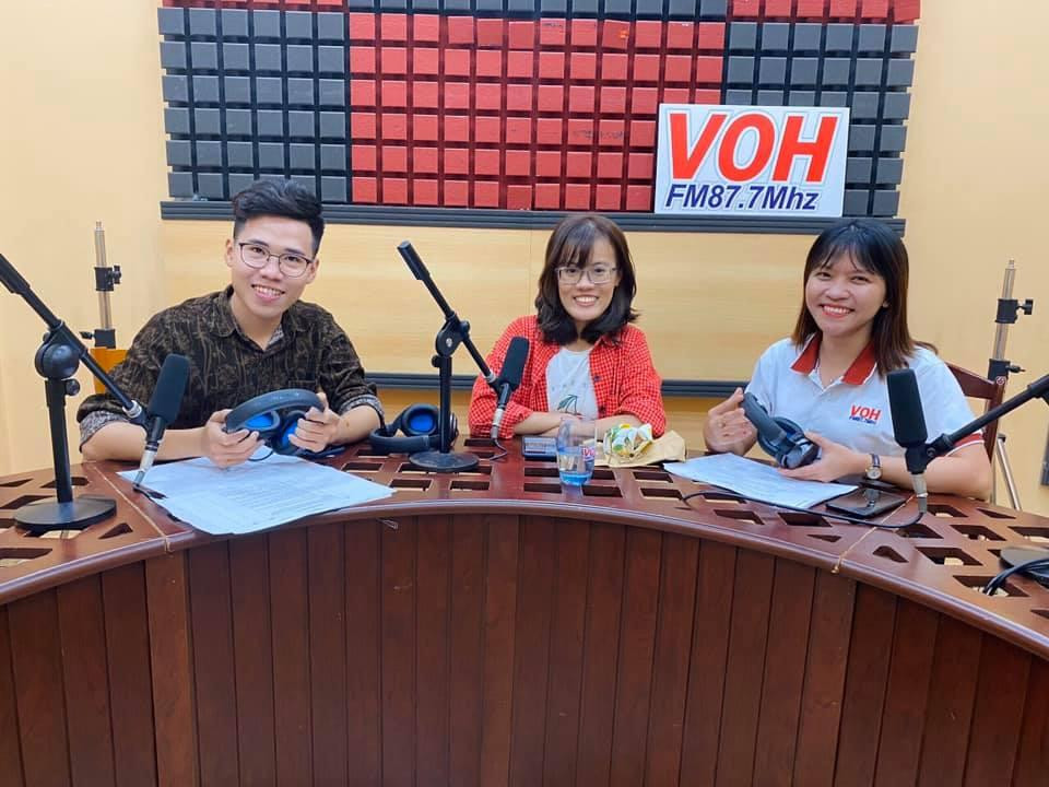 Thảo (áo đỏ), lên sóng đài VOH để chia sẻ về dự án của mình. Thảo (áo đỏ), lên sóng đài VOH để chia sẻ về dự án của mình.