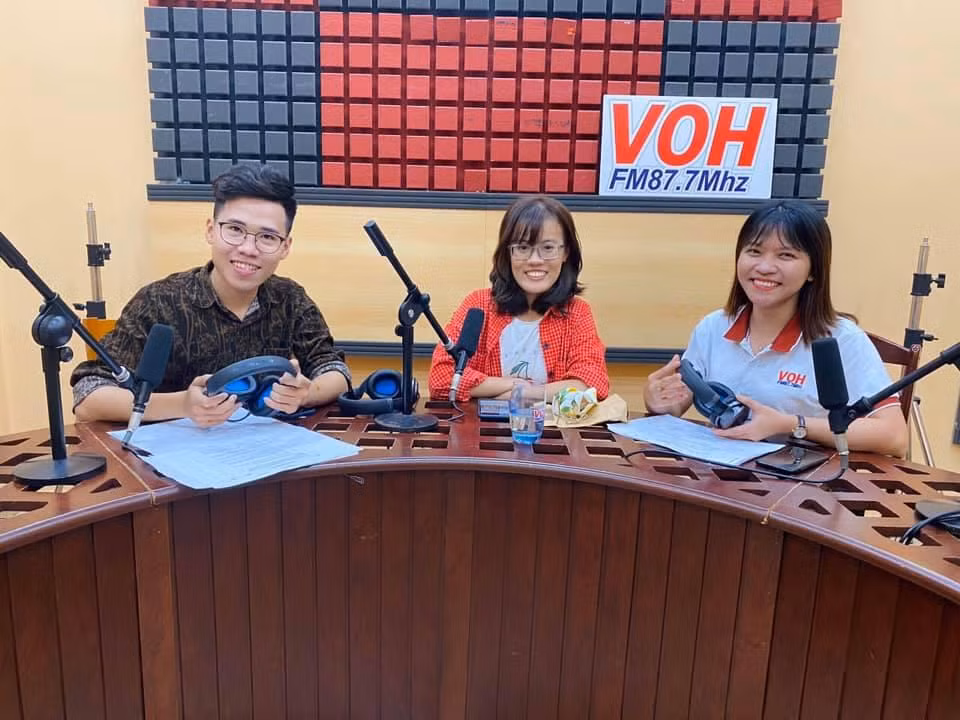 Thảo (áo đỏ), lên sóng đài VOH để chia sẻ về dự án của mình.