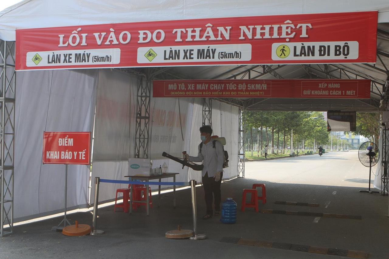 Sinh viên lưu trú tại KTX ĐHQG TP. HCM phải tuân thủ những quy định phòng chống dịch mà Ban Quản lý đưa ra.