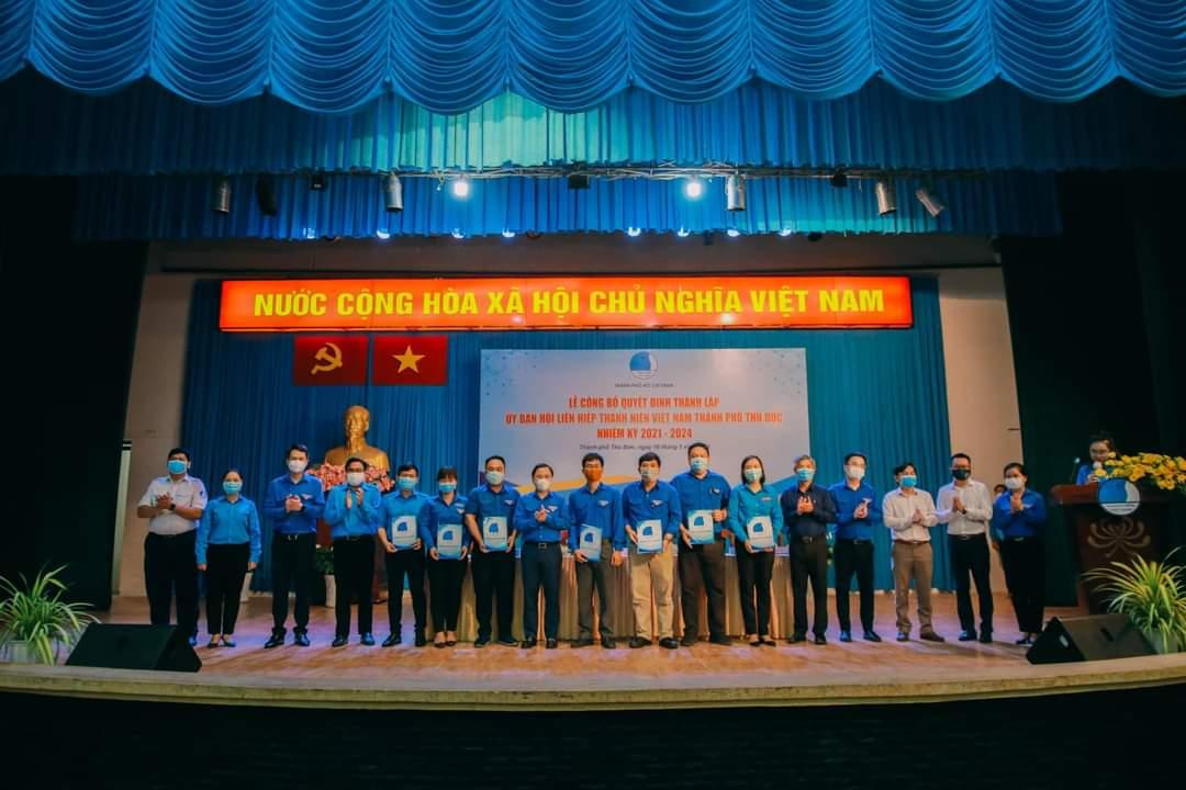 Anh Nguyễn Anh Tuấn, Bí thư thứ nhất T.Ư Đoàn trao hoa cho tập thể Ủy ban Hội LHTN Việt Nam TP. Thủ Đức (TP. HCM), mới được thành lập.