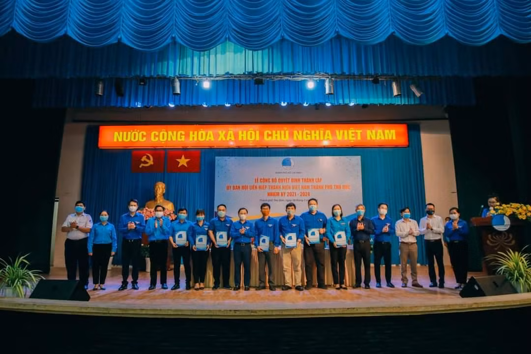 Anh Nguyễn Anh Tuấn, Bí thư thứ nhất T.Ư Đoàn trao hoa cho tập thể Ủy ban Hội LHTN Việt Nam TP. Thủ Đức (TP. HCM), mới được thành lập.