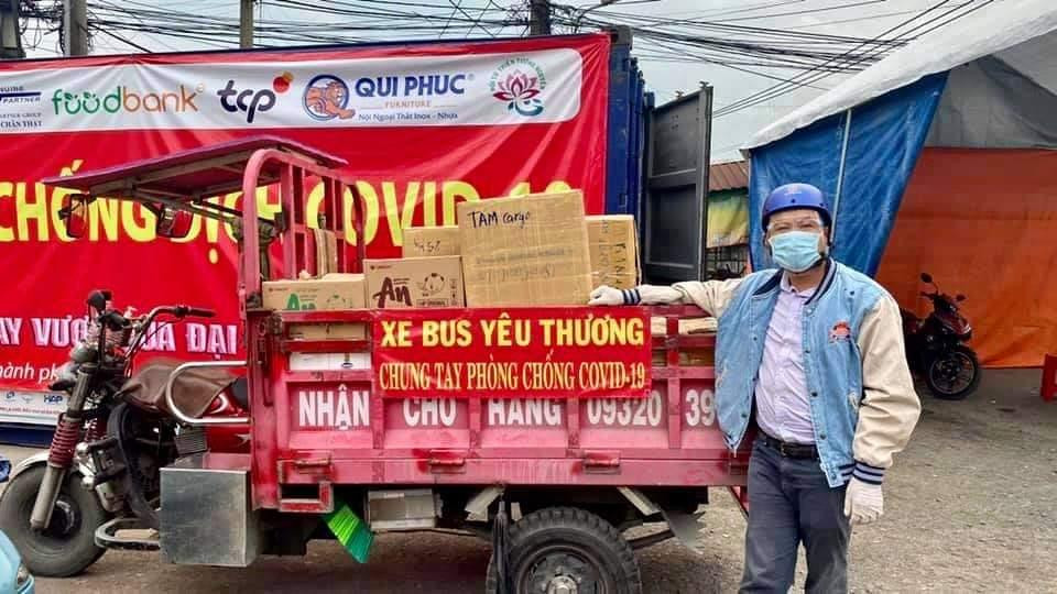 ThS Nguyễn Hữu Bình cùng với tổ chức "Xe bus yêu thương" đã hỗ trợ quà cho bà con bị ảnh hưởng bởi dịch COVID-19. ThS Nguyễn Hữu Bình cùng với tổ chức "Xe bus yêu thương" đã hỗ trợ quà cho bà con bị ảnh hưởng bởi dịch COVID-19.