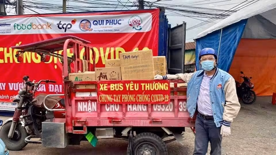 ThS Nguyễn Hữu Bình cùng với tổ chức "Xe bus yêu thương" đã hỗ trợ quà cho bà con bị ảnh hưởng bởi dịch COVID-19.