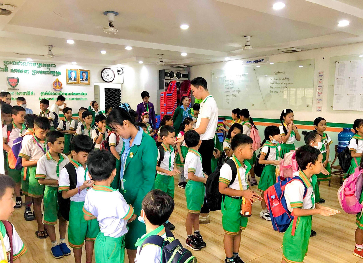 Các bạn nhỏ rất thích sự xinh đẹp của Việt Nam qua lời kể của Bình và hẹn sẽ sang Việt Nam thăm Bình và nhờ anh làm “hướng dẫn viên". Các bạn nhỏ rất thích sự xinh đẹp của Việt Nam qua lời kể của Bình và hẹn sẽ sang Việt Nam thăm Bình và nhờ anh làm “hướng dẫn viên".