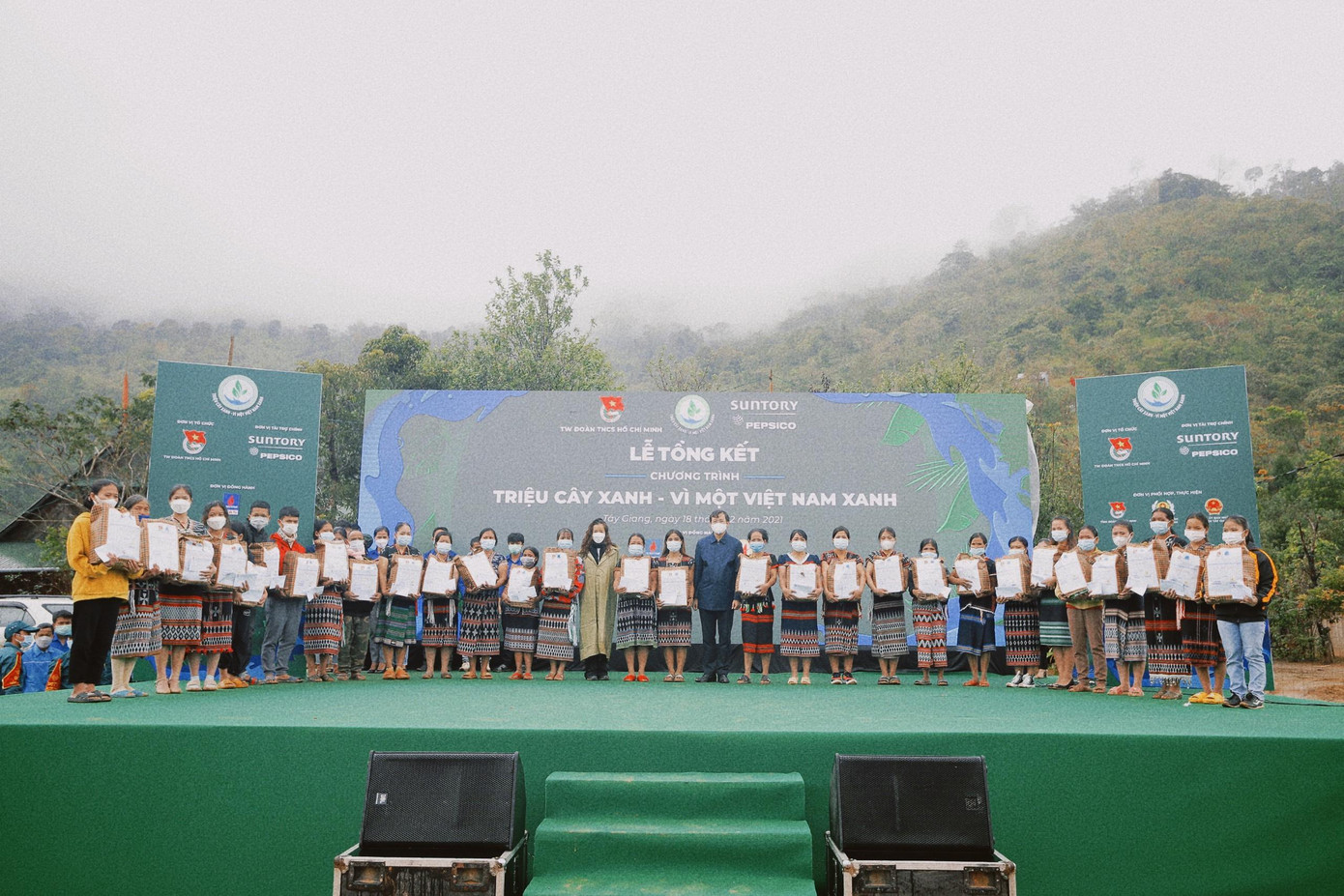 Tại Lễ tổng kết, chương trình đã trao tặng những phần quà cho các hộ gia đình chính sách và các gia đình có hoàn cảnh khó khăn tại làng A Rầng, huyện Tây Giang, tỉnh Quảng Nam.