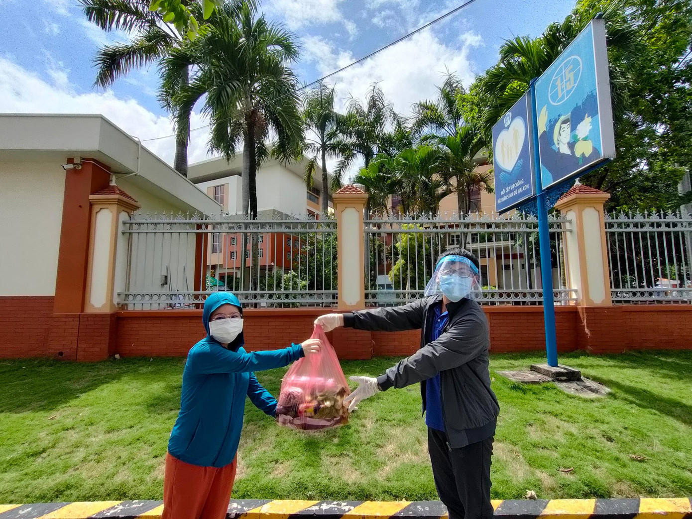 CLB còn trao tặng những phần quà đến những hộ dân khó khăn bị ảnh hưởng bởi dịch COVID-19 trên địa bàn huyện Ngọc Lặc. CLB còn trao tặng những phần quà đến những hộ dân khó khăn bị ảnh hưởng bởi dịch COVID-19 trên địa bàn huyện Ngọc Lặc.