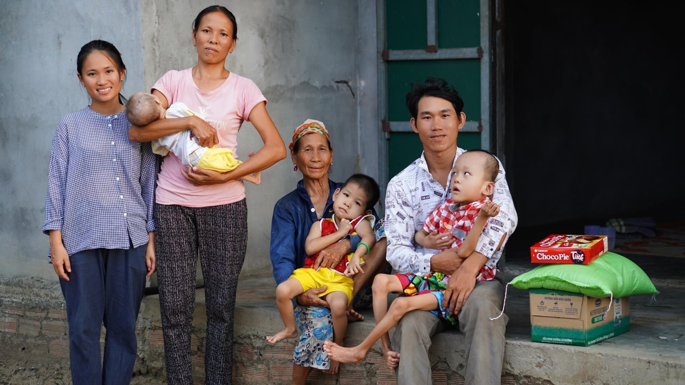 Kênh YouTube của An còn là cầu nối cho những mạnh thường quân trao quà cho những hoàn cảnh khó khăn ở quê cô. Kênh YouTube của An còn là cầu nối cho những mạnh thường quân trao quà cho những hoàn cảnh khó khăn ở quê cô.