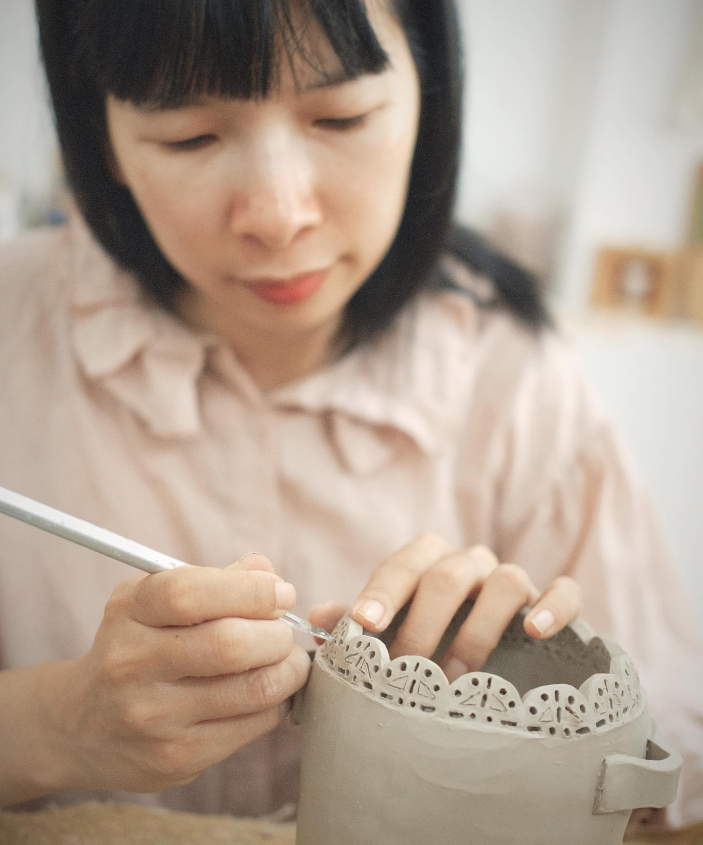 Cẩm Chi say sưa với các sản phẩm gốm của mình. Cẩm Chi say sưa với các sản phẩm gốm của mình.