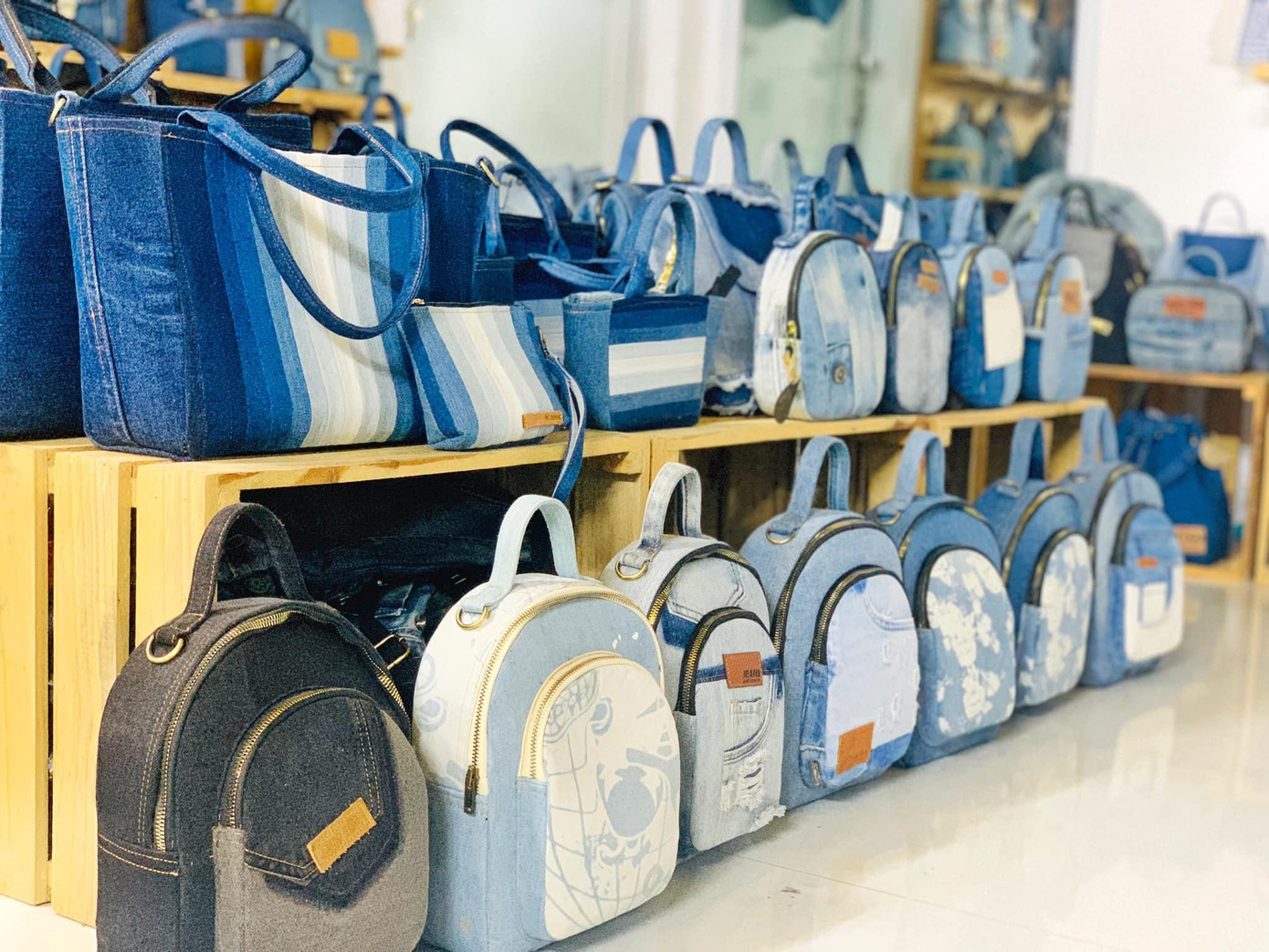 Những sản phẩm handmade độc bản tại xưởng sản xuất của Hải Yến. Những sản phẩm handmade độc bản tại xưởng sản xuất của Hải Yến.