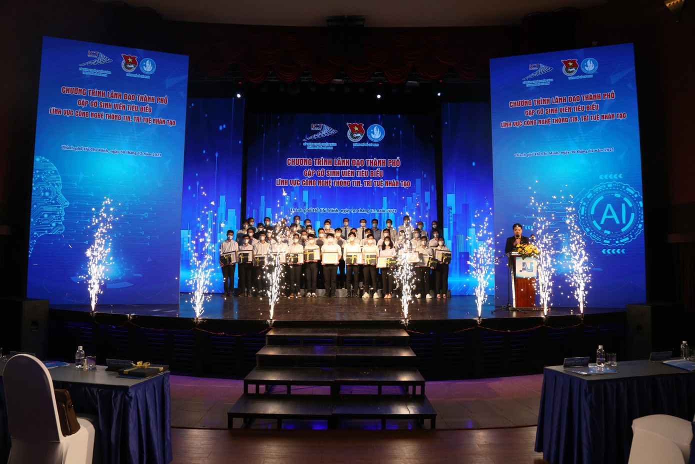Sinh viên tiêu biểu lĩnh vực công nghệ thông tin, trí tuệ nhân tạo được vinh danh trong buổi lễ.