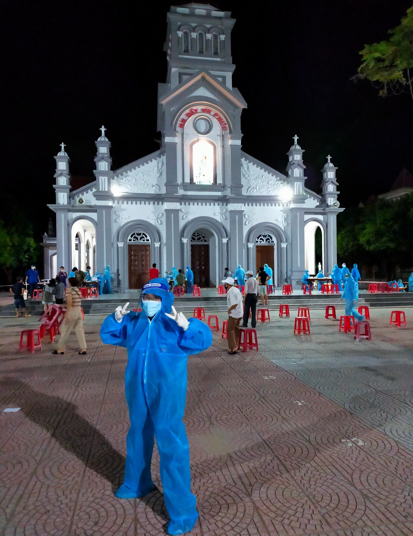 Thảo Nguyên hỗ trợ lấy mẫu người dân trên địa bàn.