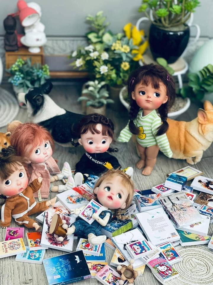 Thẻ điện thoại, truyện tranh mini dành cho búp bê do Thảo làm.