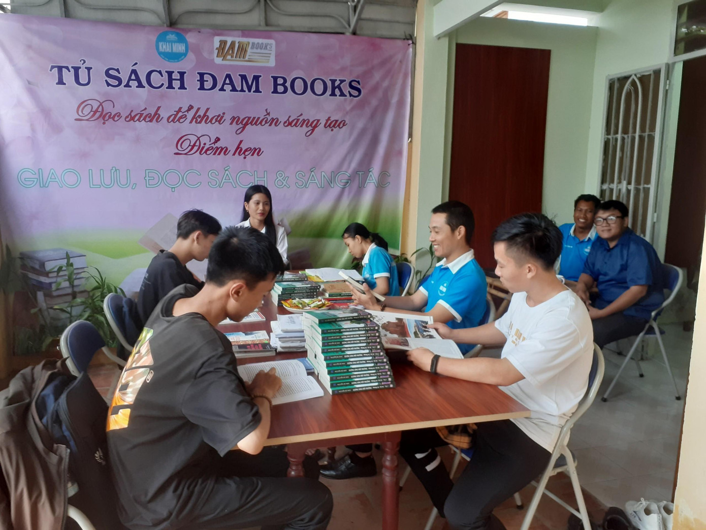 Anh Nha và những cộng sự của mình đang tiếp tục bổ sung thêm đầu sách cho tủ sách để phục vụ bạn đọc.