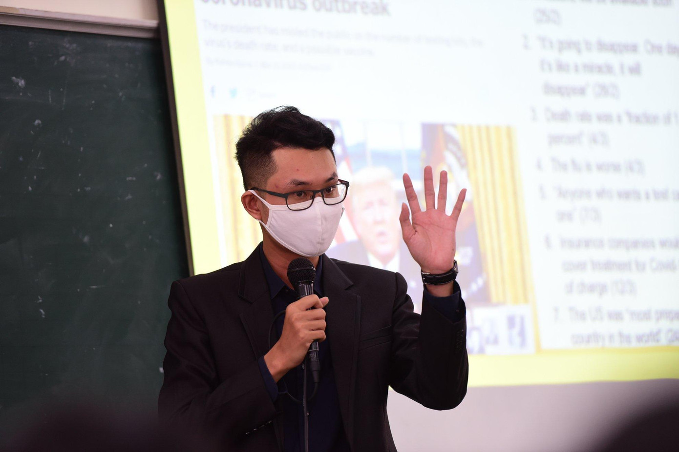 Diễn giả tham gia chương trình do nhóm tổ chức chia sẻ cùng các bạn trẻ tham gia khóa học.