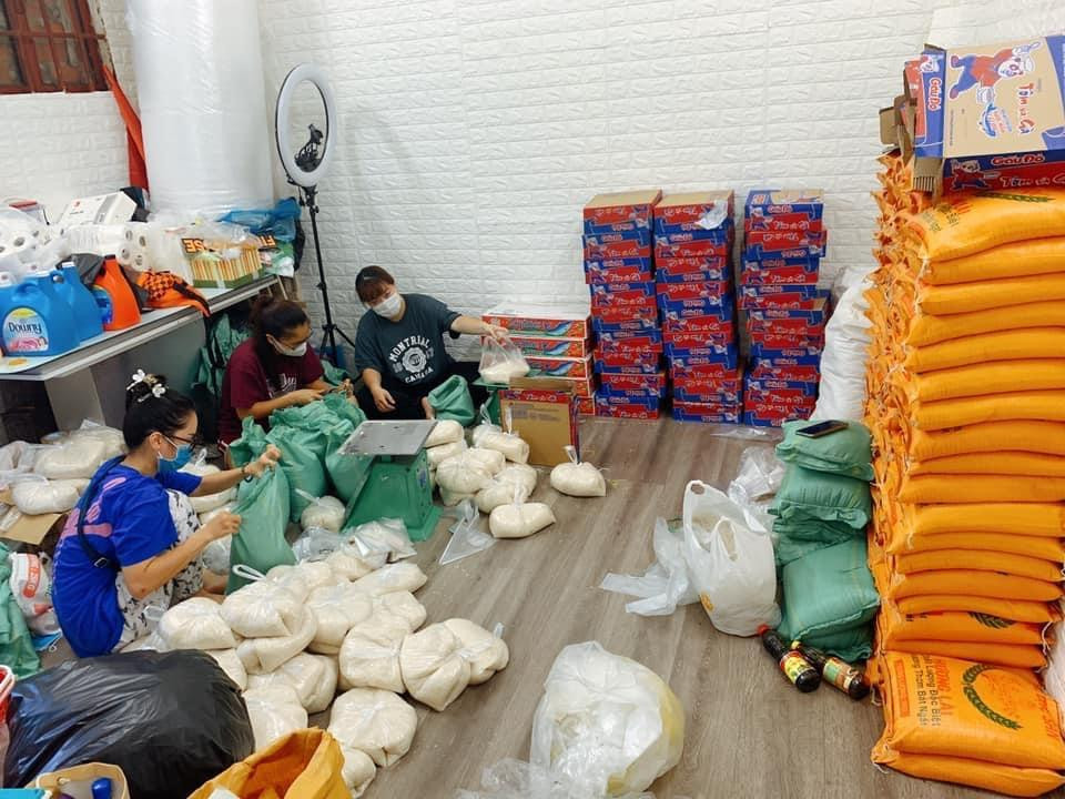 Các bạn tình nguyện viên làm việc hết công suất để trao yêu thương đến nhiều người.