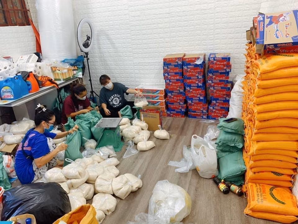 Các bạn tình nguyện viên làm việc hết công suất để trao yêu thương đến nhiều người.