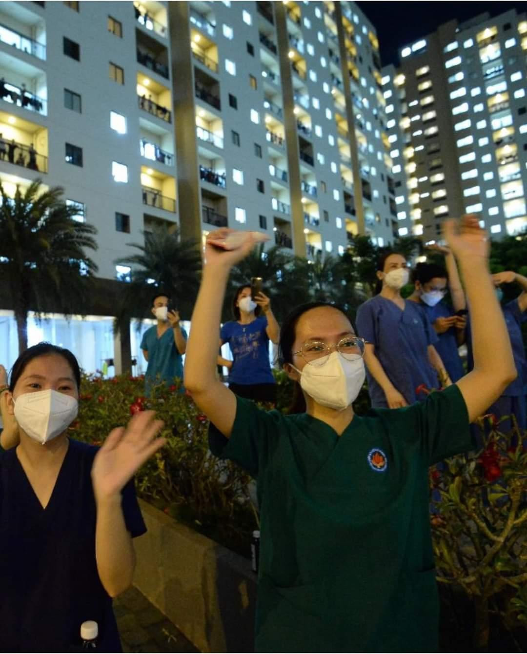 Các y, bác sĩ và các bệnh nhân F0 được tiếp sức từ những lời ca. (Ảnh: Nguyễn Á)