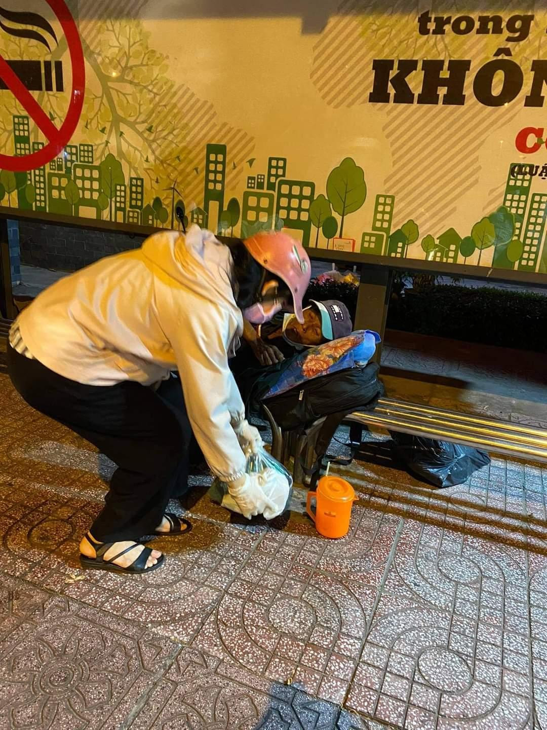 Thành viên của “The light” trao quà đến người vô gia cư. Thành viên của “The light” trao quà đến người vô gia cư.