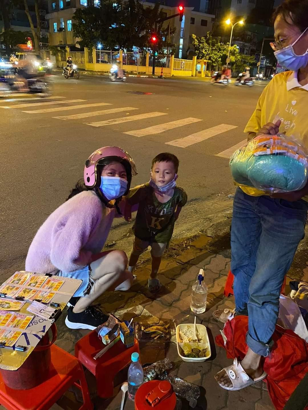 Các thành viên của “The Light” luôn tìm hiểu những hoàn cảnh khó khăn để gửi đến những phần quà kịp thời. Các thành viên của “The Light” luôn tìm hiểu những hoàn cảnh khó khăn để gửi đến những phần quà kịp thời.