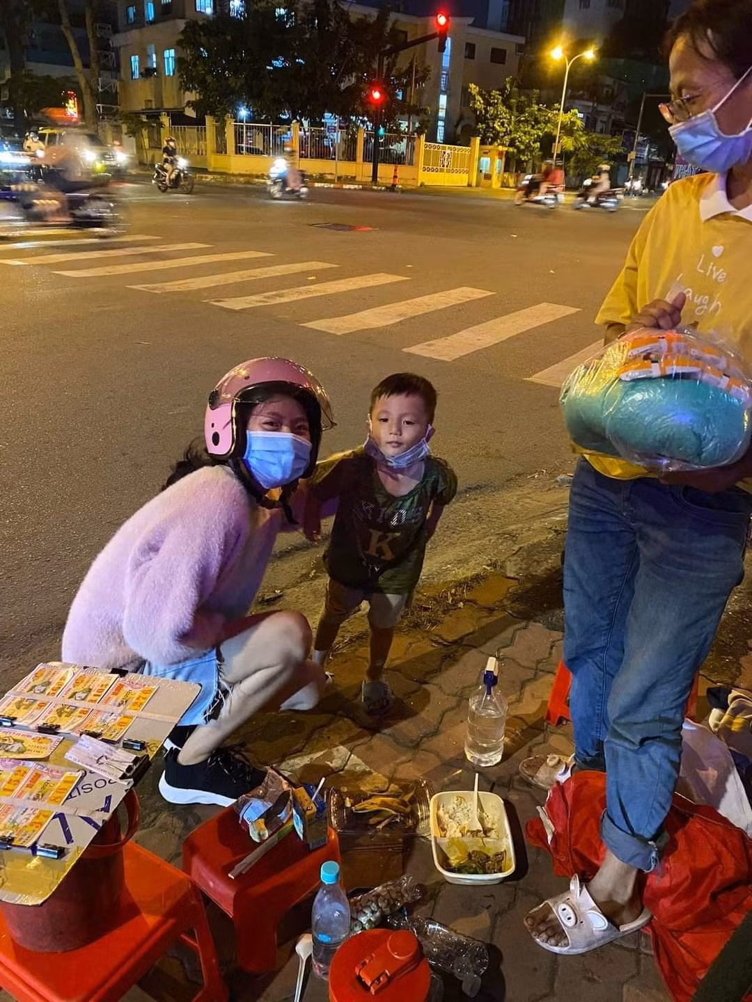 Các thành viên của “The Light” luôn tìm hiểu những hoàn cảnh khó khăn để gửi đến những phần quà kịp thời.