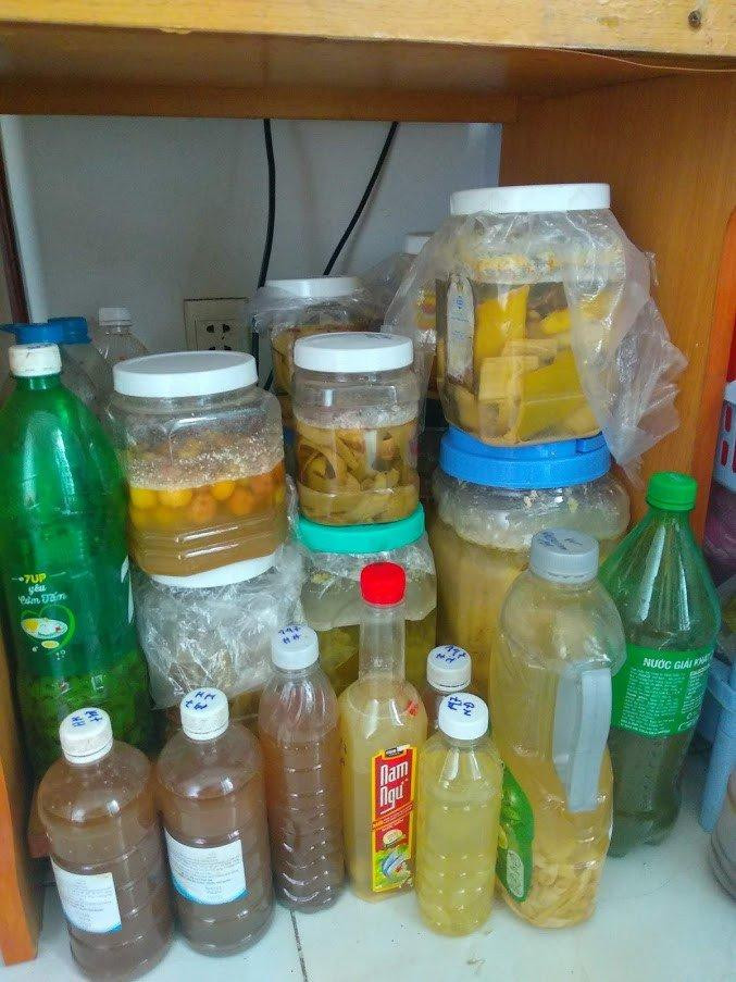 Dung dịch dinh dưỡng chăm sóc cây thuốc được nhóm tự sản xuất bằng cách ủ rác hữu cơ.