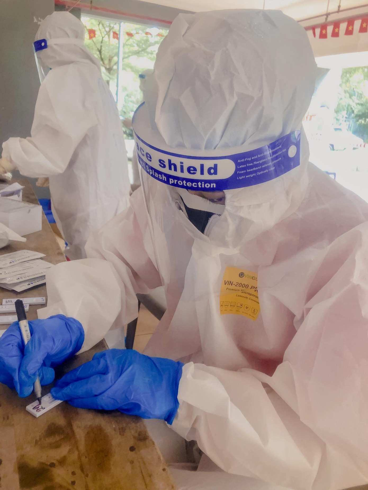 Phạm Thị Ánh với công việc lấy mẫu hàng ngày.