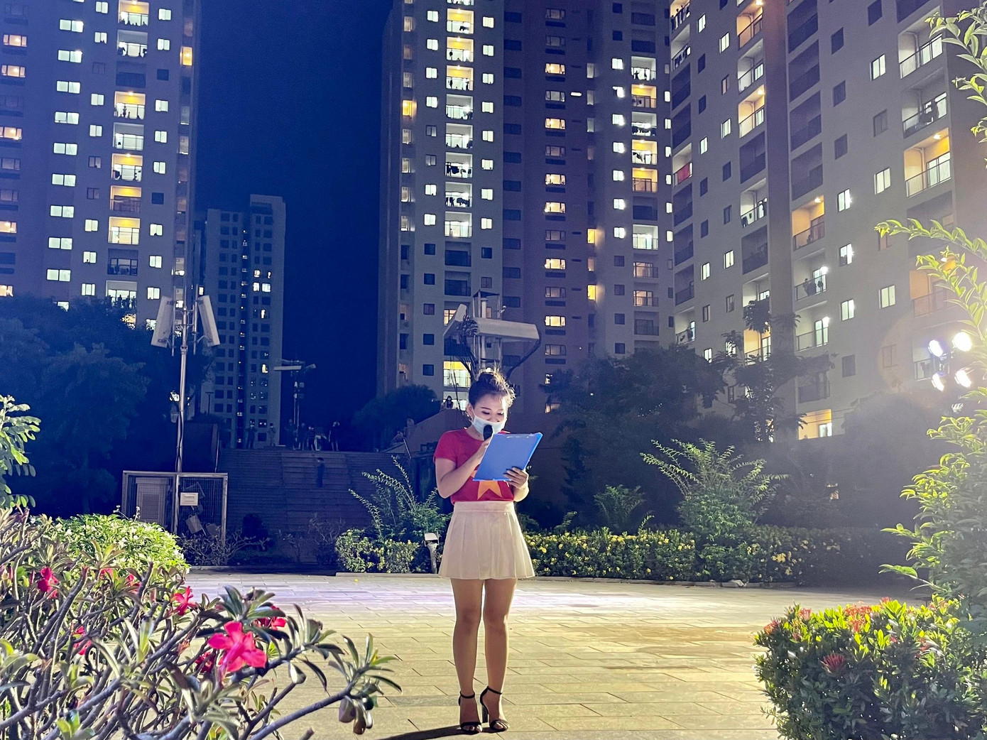 Đội ngũ y, bác sĩ, bệnh nhân COVID-19 được cổ vũ tinh thần qua các tiết mục văn nghệ của các nghệ sĩ. Đội ngũ y, bác sĩ, bệnh nhân COVID-19 được cổ vũ tinh thần qua các tiết mục văn nghệ của các nghệ sĩ.