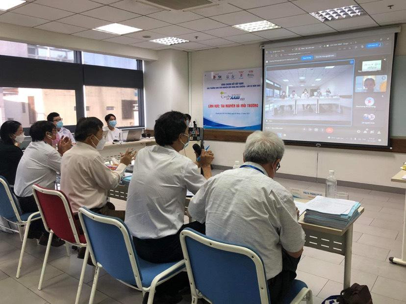 Thí sinh bảo vệ đề tài trước Hội đồng Giám khảo. Thí sinh bảo vệ đề tài trước Hội đồng Giám khảo.