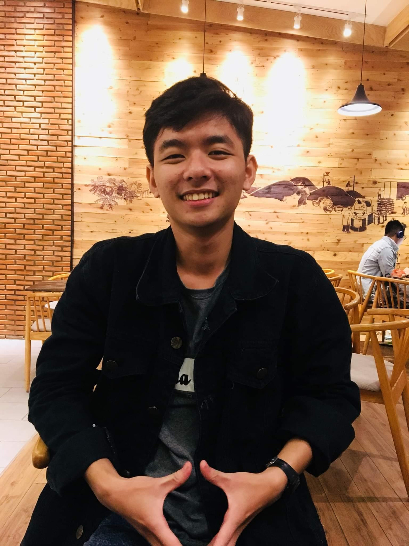 Lê Nguyên Kha với nụ cười thân thiện và tinh thần lạc quan lan luôn tỏa đến mọi người. Lê Nguyên Kha với nụ cười thân thiện và tinh thần lạc quan lan luôn tỏa đến mọi người.