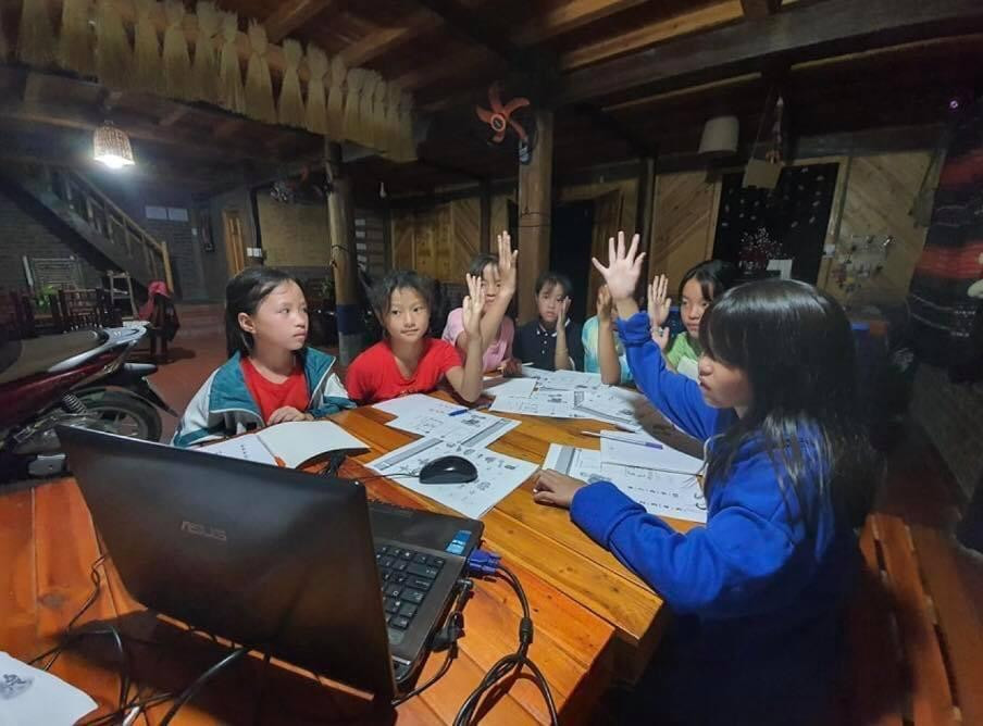 Một lớp học online do "Lớp học Cầu Vồng" tổ chức. Một lớp học online do "Lớp học Cầu Vồng" tổ chức.