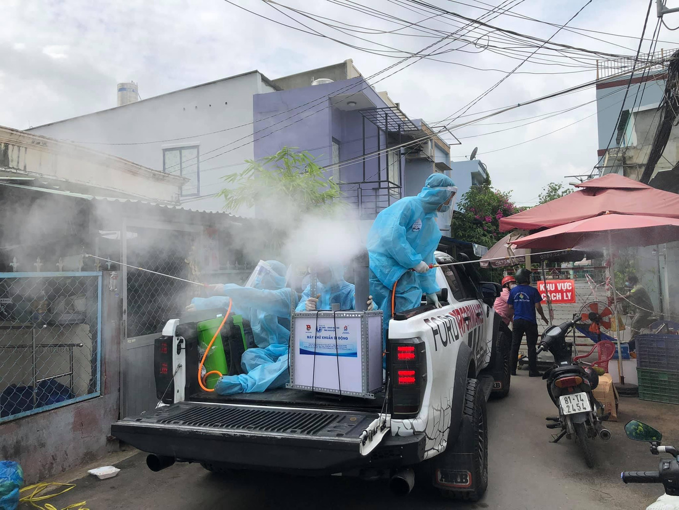 Thành viên Đội khử khuẩn di động luôn có mặt tại những "điểm nóng" có nguy cơ lây nhiễm cao trong thành phố.