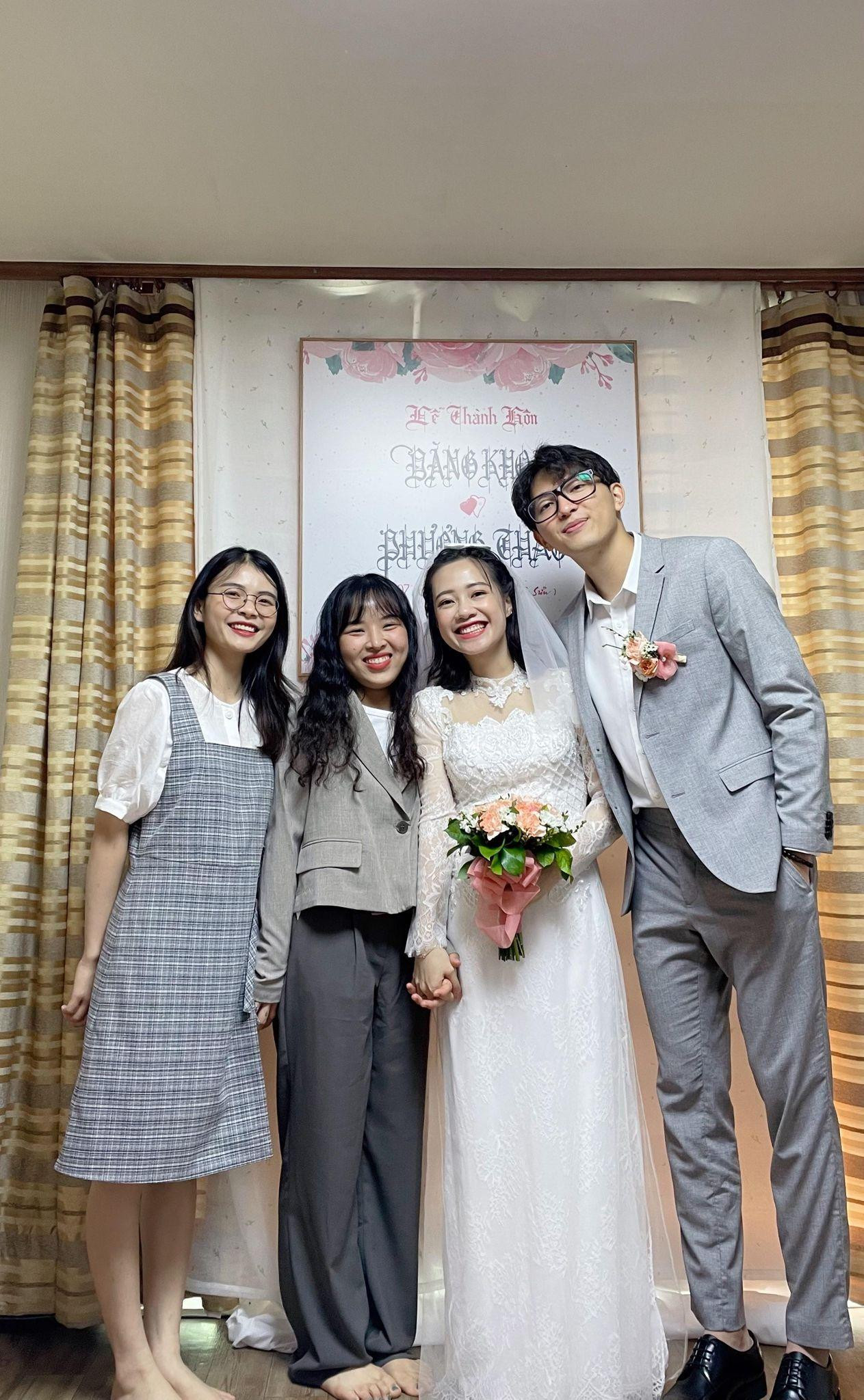 Khách mời là bạn bè thân thiết của đôi bạn. Khách mời là bạn bè thân thiết của đôi bạn.