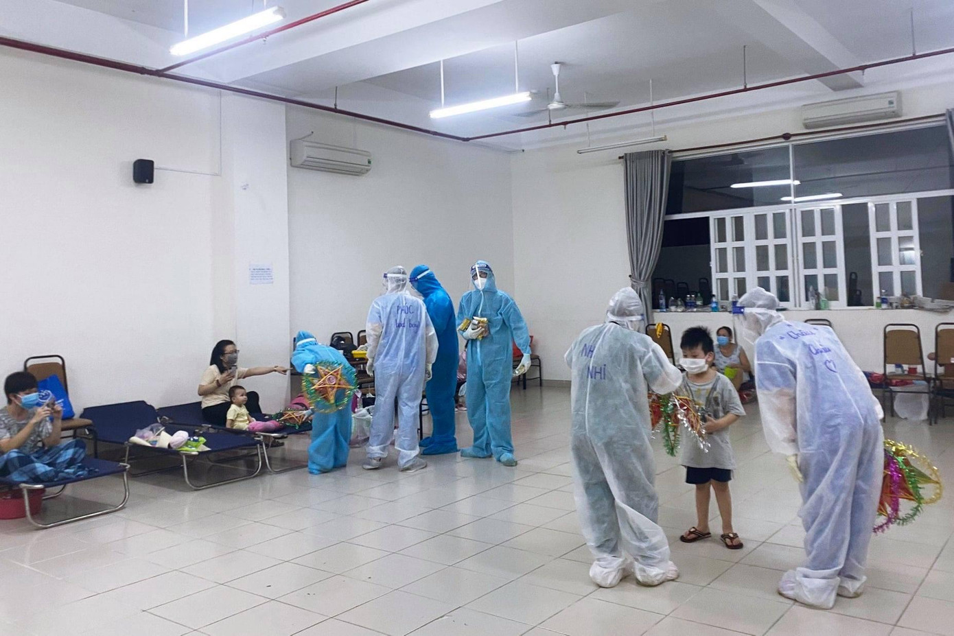 Mọi người luôn chú ý an toàn phòng dịch khi thực hiện chương trình.