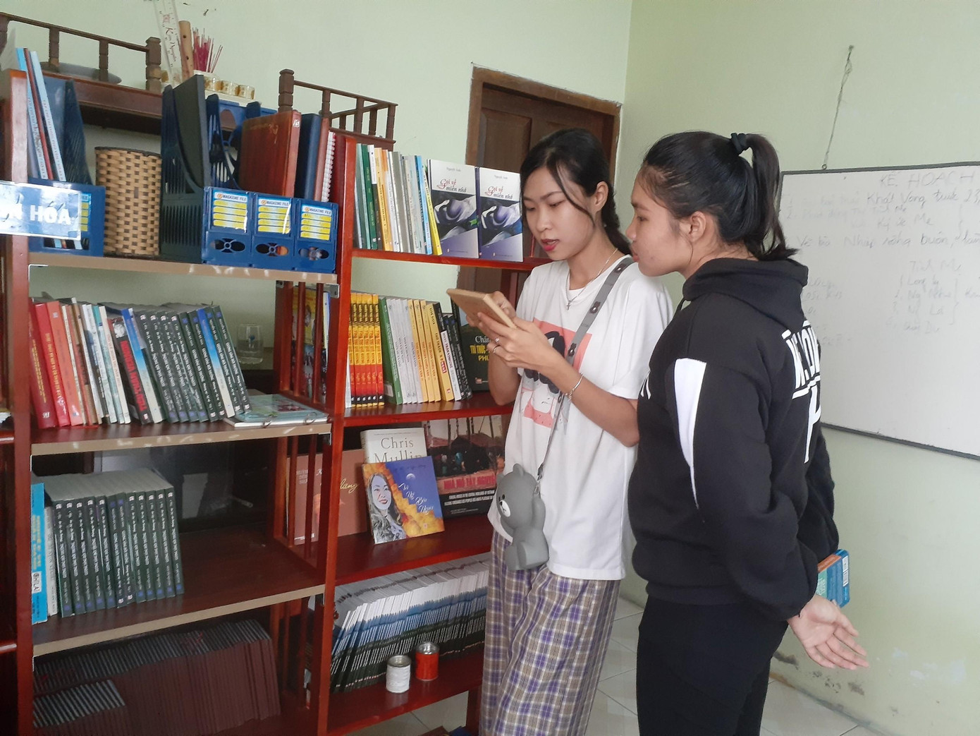 Tuy mới khai trương nhưng tủ sách cộng đồng miễn phí Đam Books thu hút nhiều sinh viên tìm đến.