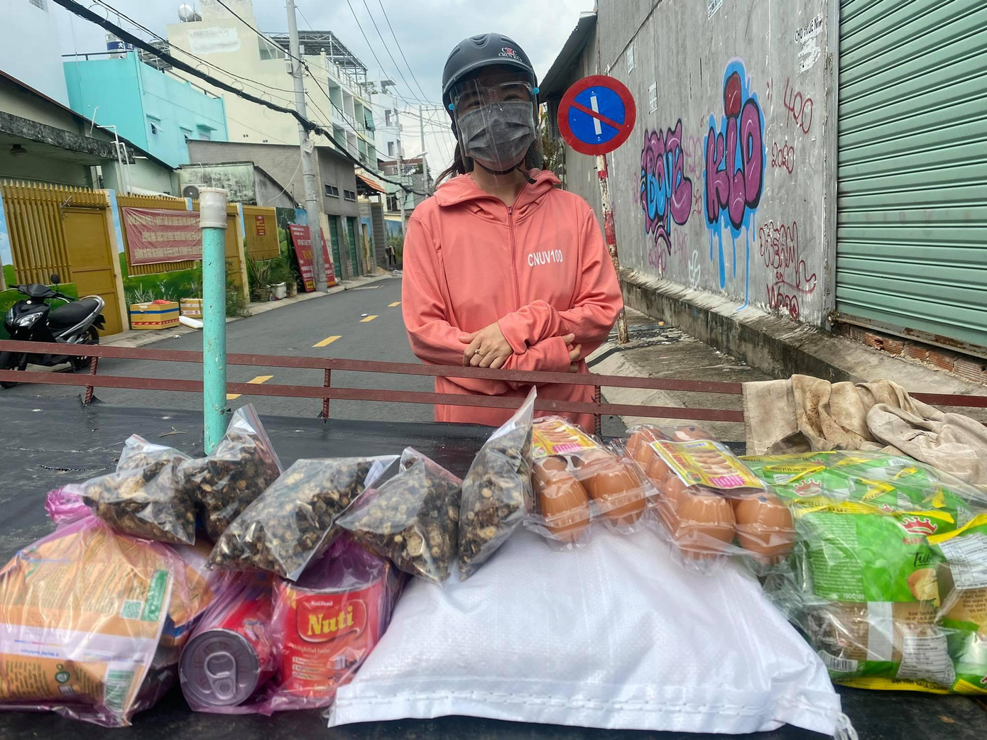 Lân và nhóm “Đêm Sài Gòn” trao lương thực cho bà con khó khăn.