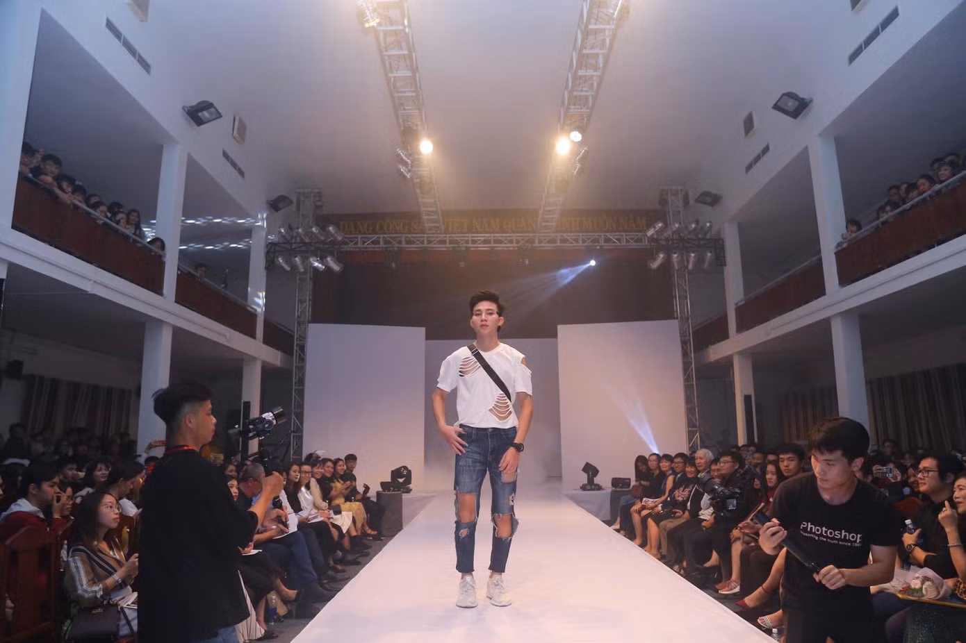 Khánh Hòa trong chương trình “Fashion show” khoa Marketing năm 2018.