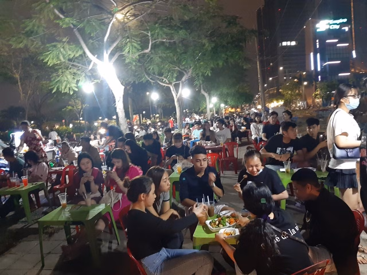 Khu vực công viên ở ngoại ven thành phố, buổi tối cũng tập trung tâm rất đông các bạn trẻ tránh nóng.