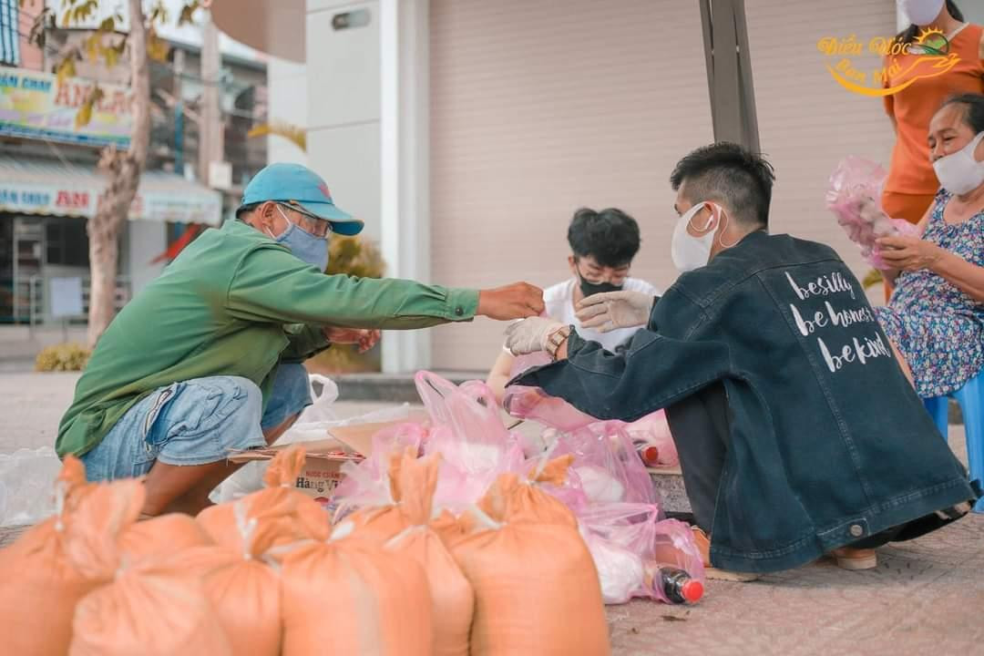 Năm 2020, Ngân cùng nhóm bạn vận động ủng hộ 160 phần quà cho bà con lao động nghèo tại Vĩnh Long bị ảnh hưởng bởi dịch COVID-19.