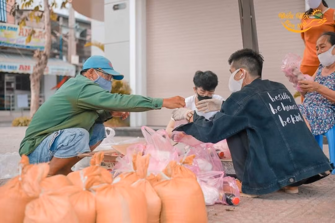 Năm 2020, Ngân cùng nhóm bạn vận động ủng hộ 160 phần quà cho bà con lao động nghèo tại Vĩnh Long bị ảnh hưởng bởi dịch COVID-19.