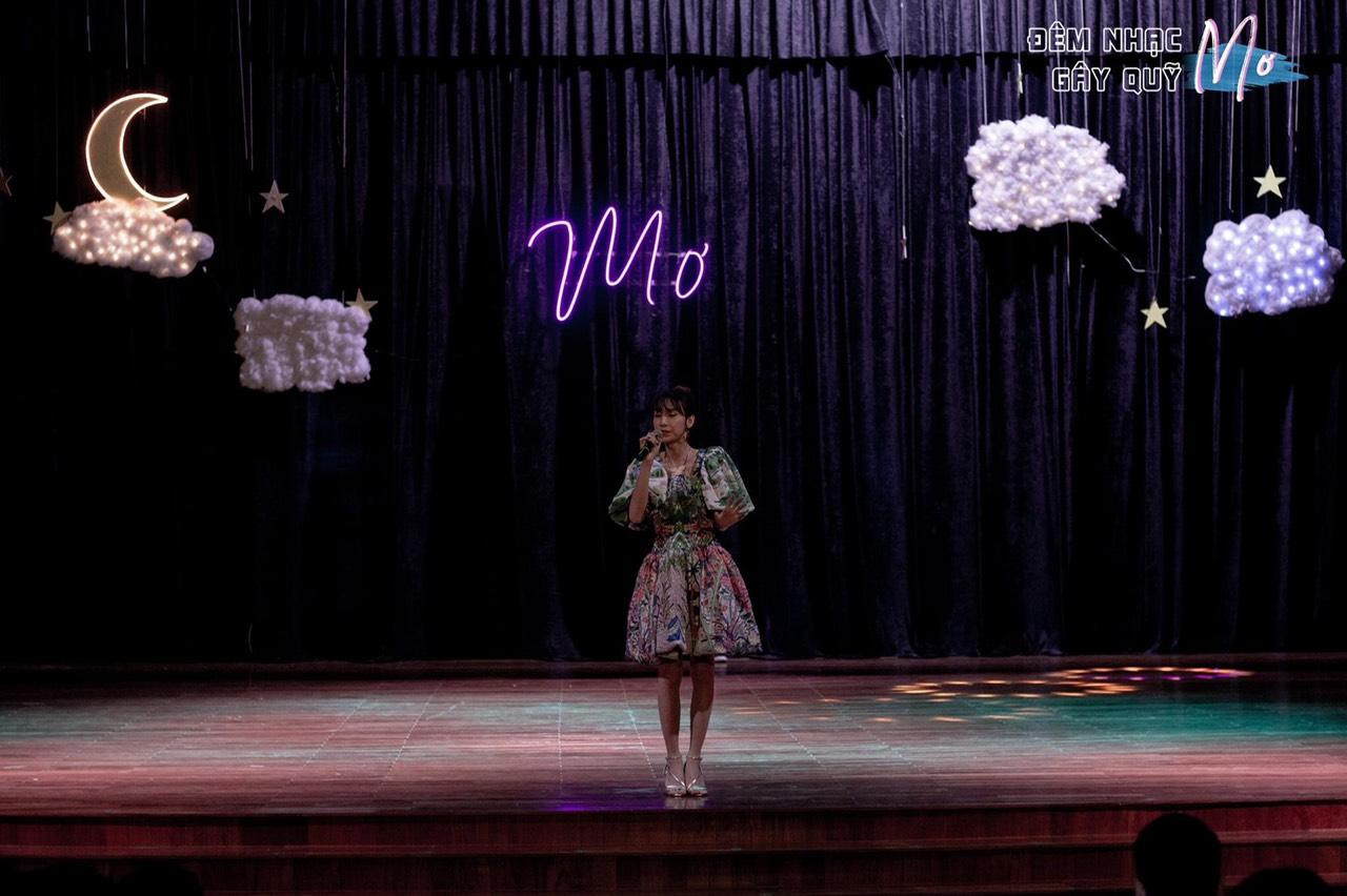 Ngoài ra, Đêm nhạc gây quỹ cũng có sự hỗ trợ của nhiều ca sĩ trẻ.