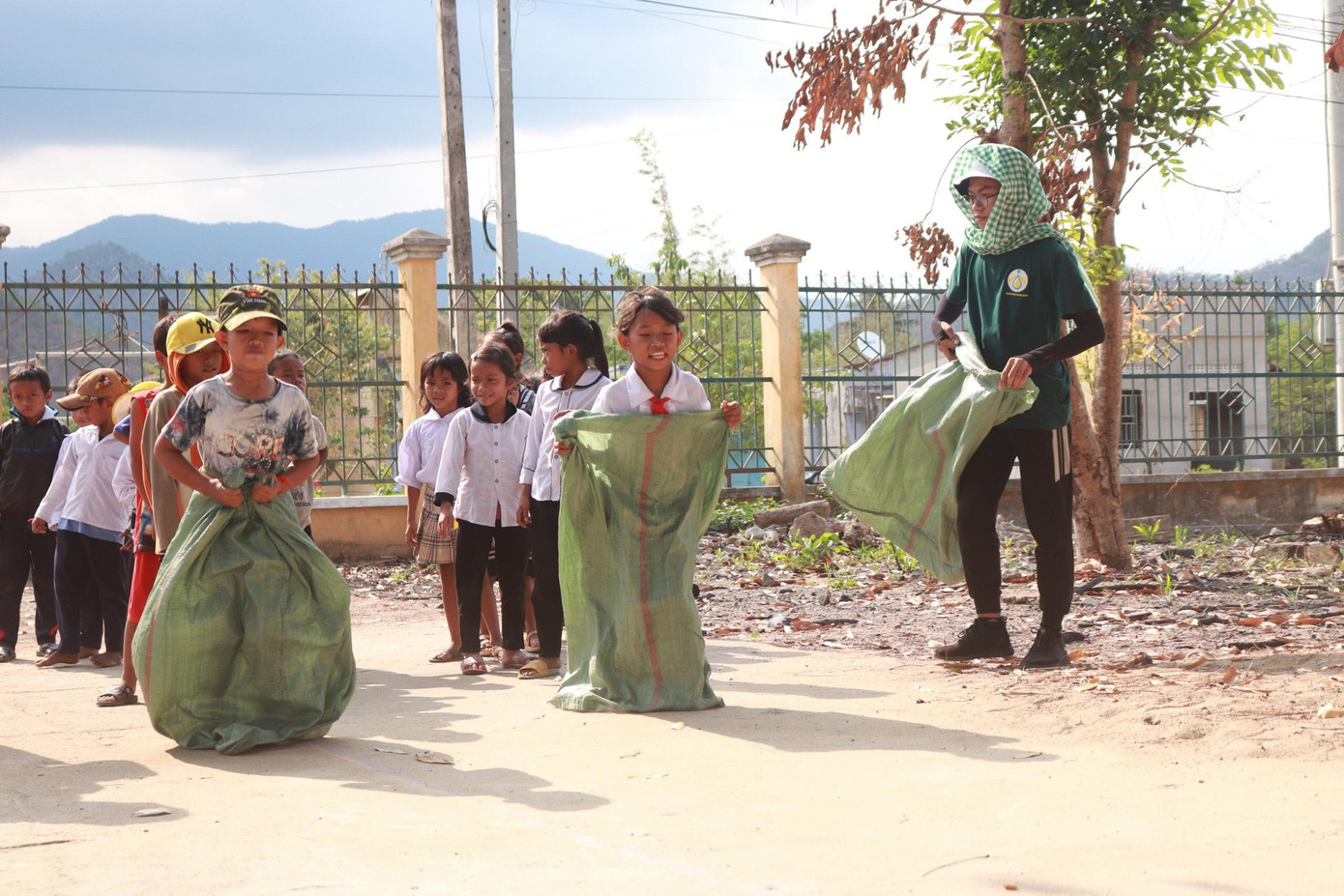 Các em học sinh phấn khởi tham gia hoạt động mà CLB Đom Đóm Đêm tổ chức. Các em học sinh phấn khởi tham gia hoạt động mà CLB Đom Đóm Đêm tổ chức.