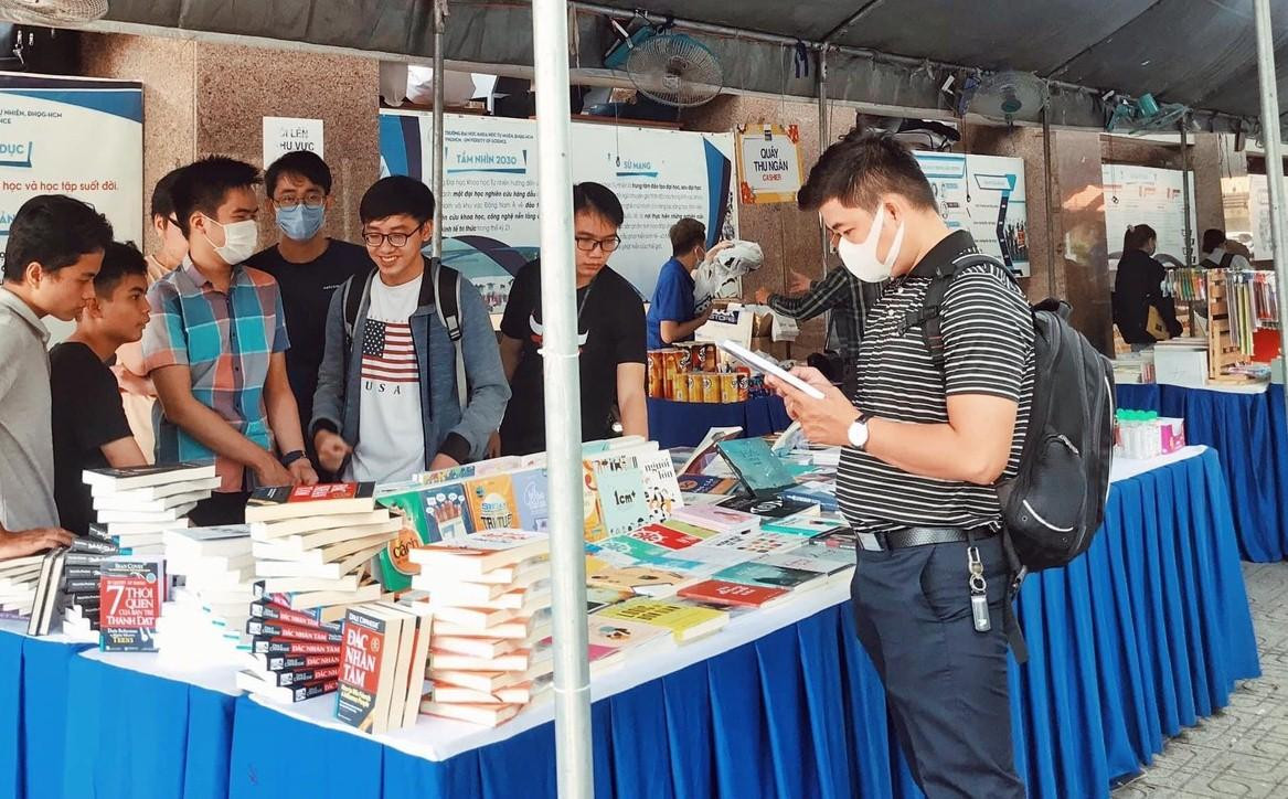 Rất đông sinh viên tham gia ngày hội đọc sách. Rất đông sinh viên tham gia ngày hội đọc sách.