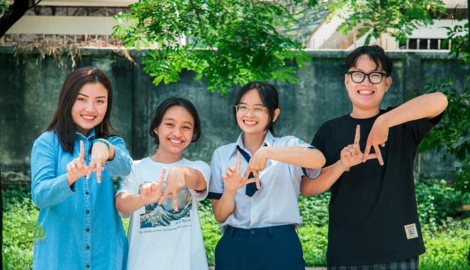 Bốn thành viên phụ trách truyền thông trong nhóm thiện nguyện "Lá".