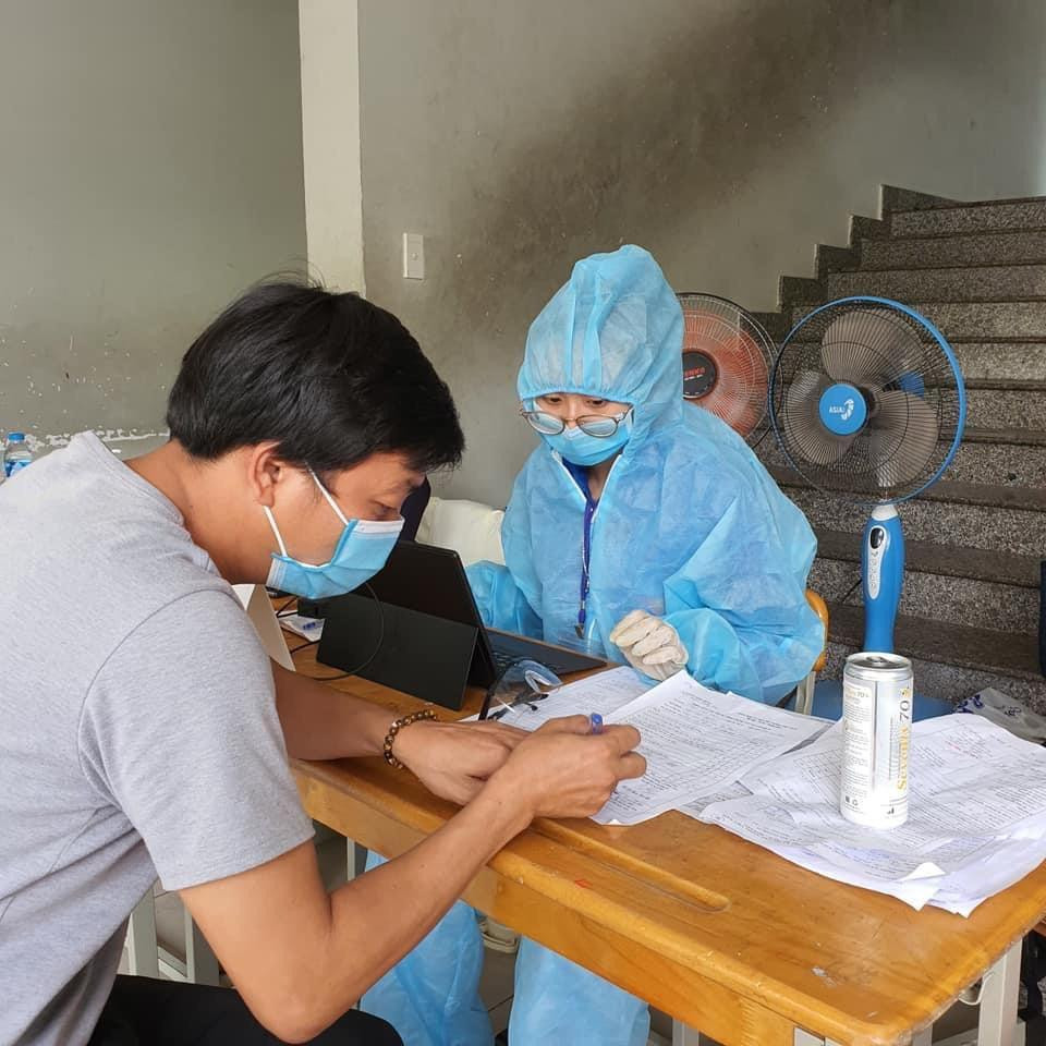 Tú Uyên đã học hỏi được nhiều kiến thức mới, gặp gỡ những người bạn tuyệt vời và trưởng thành hơn rất nhiều sau khi tham gia chống dịch. Tú Uyên đã học hỏi được nhiều kiến thức mới, gặp gỡ những người bạn tuyệt vời và trưởng thành hơn rất nhiều sau khi tham gia chống dịch.